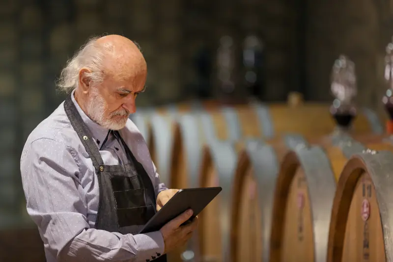 Vignaiolo in cantina con un tablet